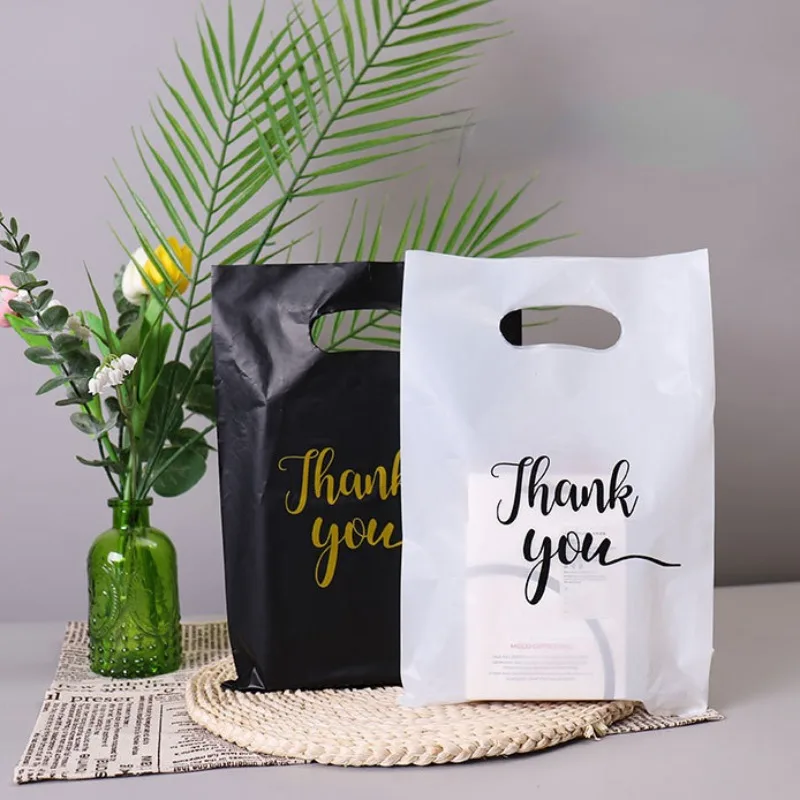 100pcs Black And White Gift Bag, Simple Four-finger Clothing Bag, Packaging Bag, Portable Shopping Bag
100pcs Black And White Gift Bag, Simple Four-finger Clothing Bag, Packaging Bag, Portable Shopping Bag