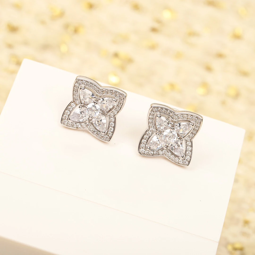 This diamond earring is inspired by the lotus flower, which symbolizes purity and eternity Four 18K white gold inlaid diamond
This diamond earring is inspired by the lotus flower, which symbolizes purity and eternity Four 18K white gold inlaid diamond