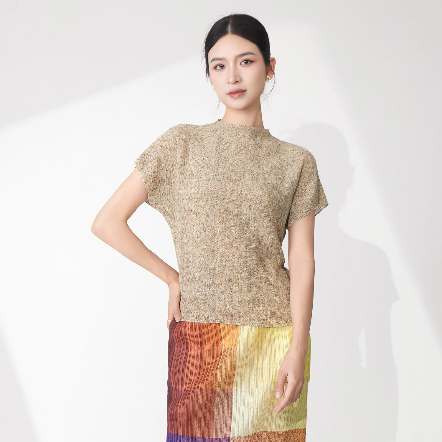 Women's fashion tops design printed solid color T-shirt Issey Miyake pleated shirt
Women's fashion tops design printed solid color T-shirt Issey Miyake pleated shirt