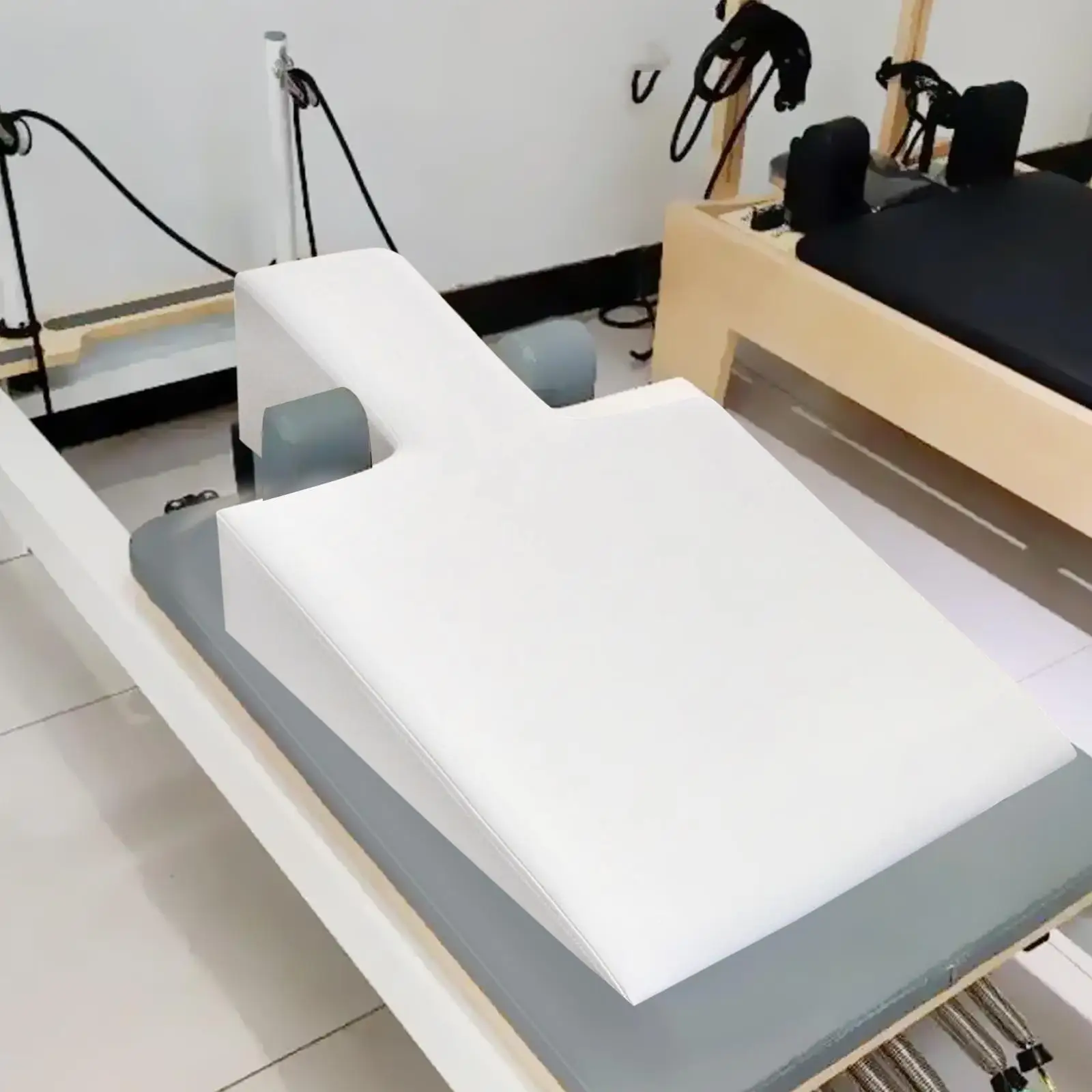 Pilates Reformer Wedge Block Exercise Equipment Versatile Sponge for Studio Use Slant Board for Body Stamina Training Balance
Pilates Reformer Wedge Block Exercise Equipment Versatile Sponge for Studio Use Slant Board for Body Stamina Training Balance
