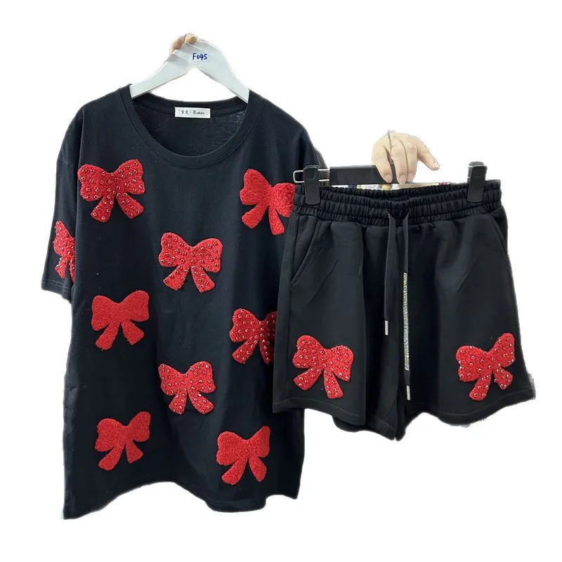 Футболка с галстуком-бабочкой и бриллиантами, контрастные цвета, футболки с бантом и стразами, топы с короткими рукавами + широкие шорты с эластичной резинкой на талии, комплект из 2 предметов
Футболка с галстуком-бабочкой и бриллиантами, контрастные цвета, футболки с бантом и стразами, топы с короткими рукавами + широкие шорты с эластичной резинкой на талии, комплект из 2 предметов