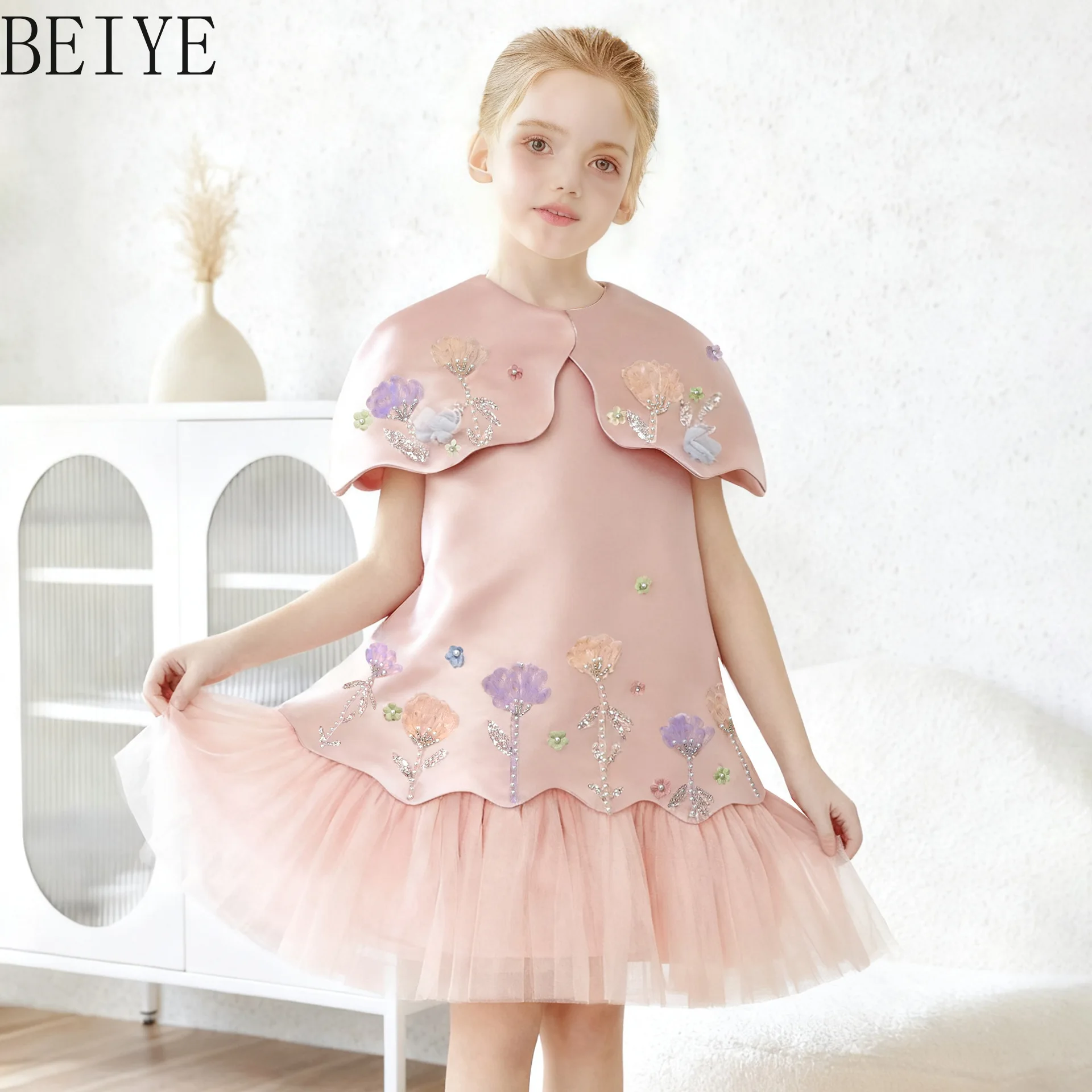 Elegant Style Flower Vest Kids Doll Collar Princess Dress Sleeless Sweet Girls Party Dresses 2026 New Fall and Winter
Elegant Style Flower Vest Kids Doll Collar Princess Dress Sleeless Sweet Girls Party Dresses 2026 New Fall and Winter