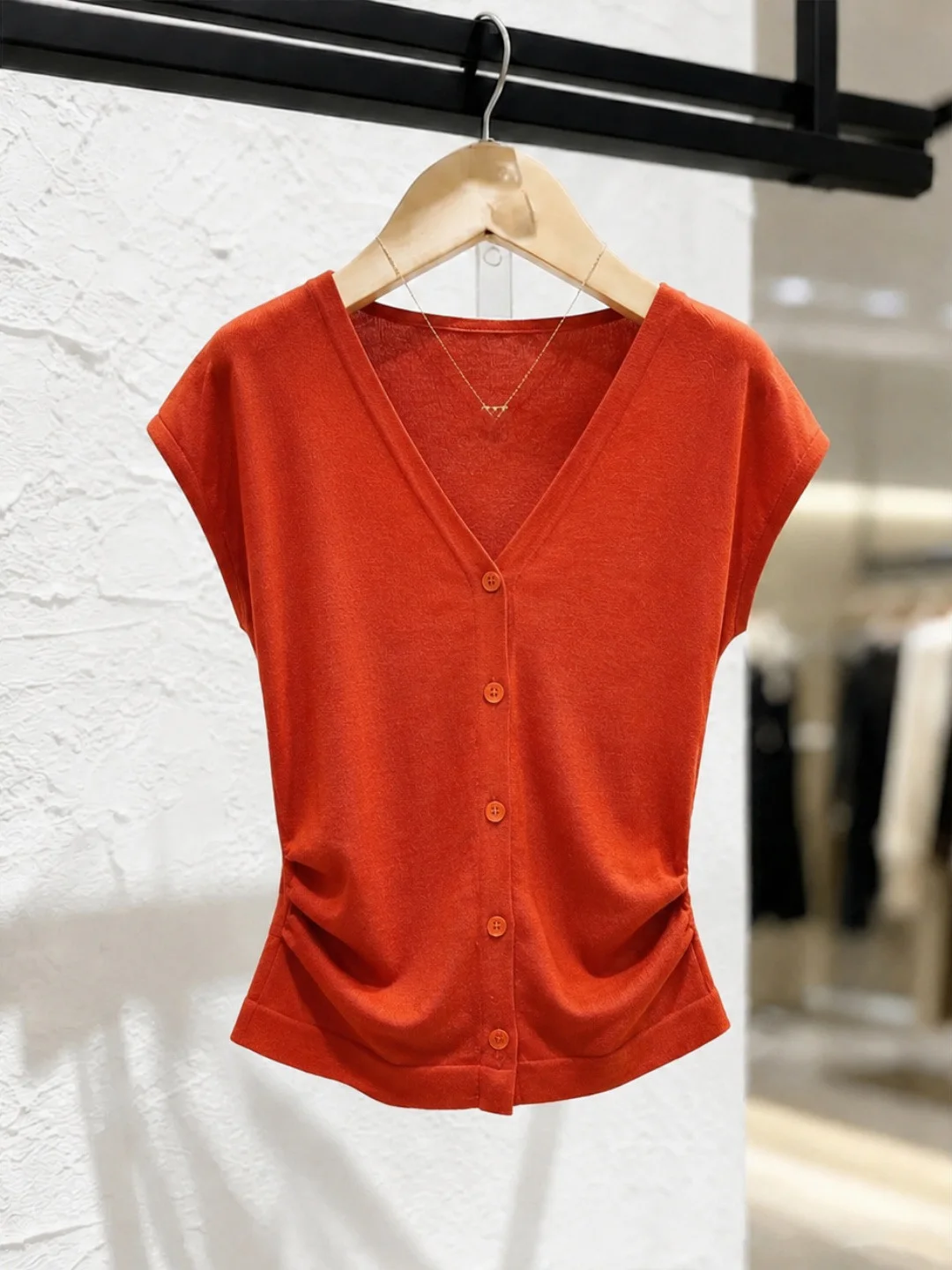 Summer Ice Silk Knitted V-Neck Single Button Design Slimming Pure Color Women's Top Korean Style Belted Fashionable Commute
Summer Ice Silk Knitted V-Neck Single Button Design Slimming Pure Color Women's Top Korean Style Belted Fashionable Commute