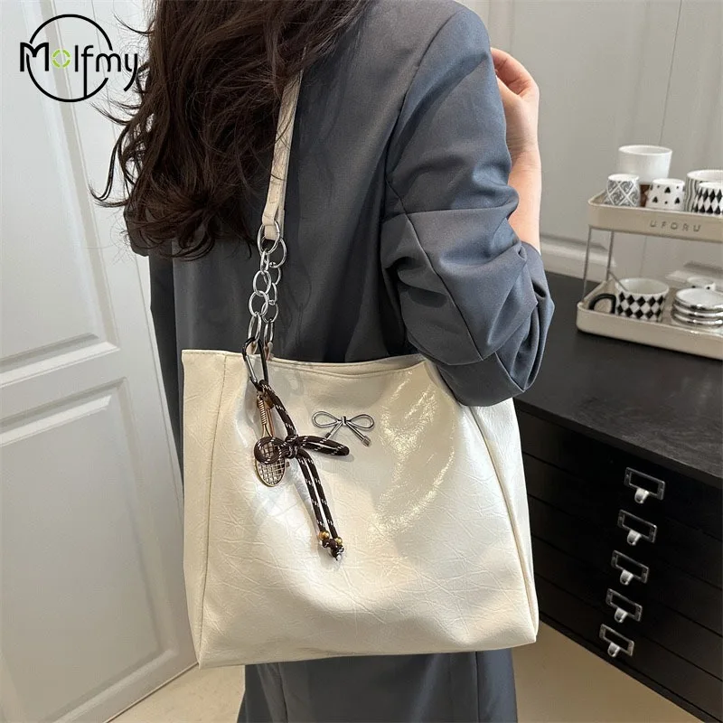 Pu Shoulder Bags for Women Small Bow Tote Bag with Pendant Summer Trend Designer Fashion Handbags and Purses Trend Crossbody Bag
Pu Shoulder Bags for Women Small Bow Tote Bag with Pendant Summer Trend Designer Fashion Handbags and Purses Trend Crossbody Bag