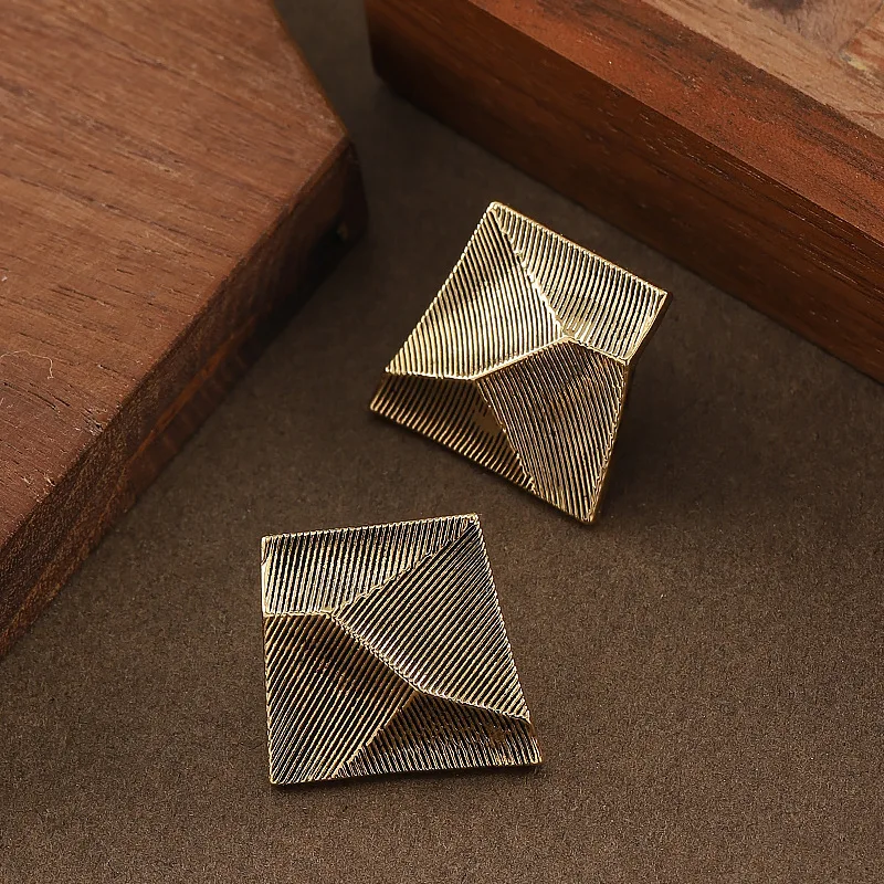 Fashionable, exquisite niche personality, irregular old geometric texture earrings, light luxury temperament, versatile earrings
Fashionable, exquisite niche personality, irregular old geometric texture earrings, light luxury temperament, versatile earrings