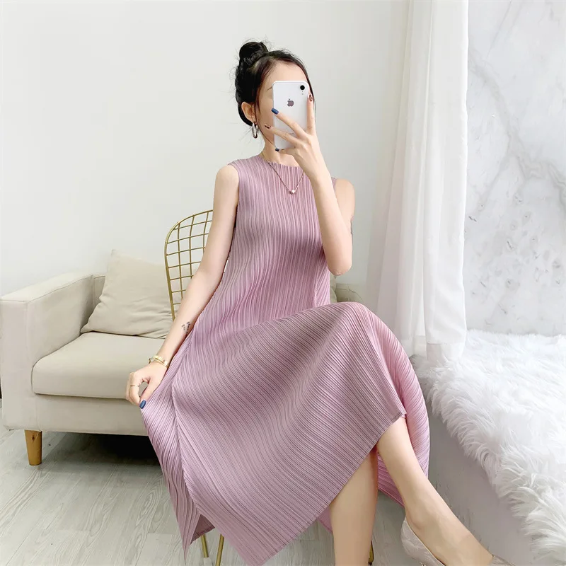 2022 summer new style Miyake pleated women's dress sleeveless round neck mid-length loose thin folda skirt
2022 summer new style Miyake pleated women's dress sleeveless round neck mid-length loose thin folda skirt