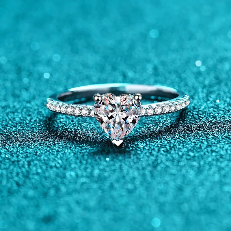 18K Gold Female Pt950 Platinum Meson Seeking Engagement Heart-shaped Moissanite Ring Fashionable Personality
18K Gold Female Pt950 Platinum Meson Seeking Engagement Heart-shaped Moissanite Ring Fashionable Personality