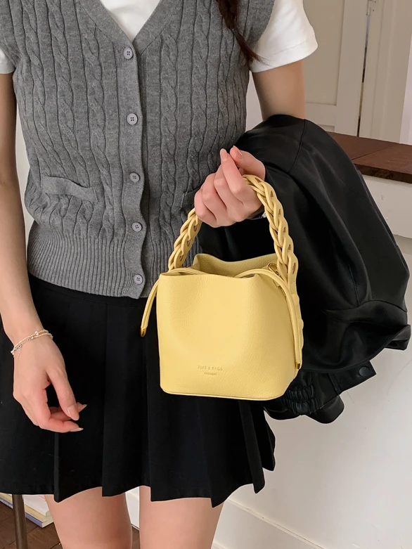 2026 Spring New Bucket Bag Women's Crossbody Handbag Woven Mobile Phone Bag Stylish And Attractive Handheld Water Bucket...
2026 Spring New Bucket Bag Women's Crossbody Handbag Woven Mobile Phone Bag Stylish And Attractive Handheld Water Bucket...
