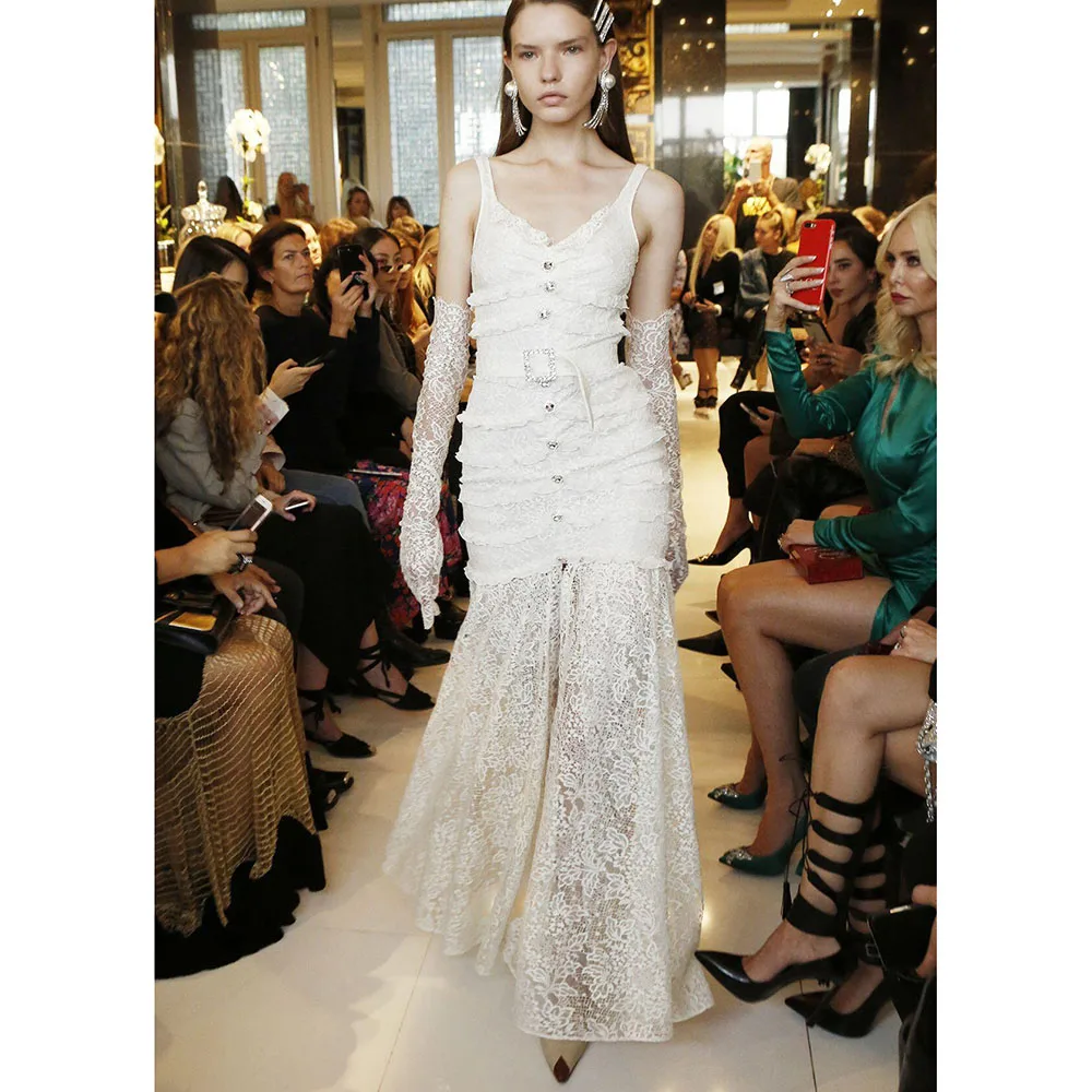 White Popular Fashion Model Show Dresses V Neck Special Personalize Sleeveless Banquet Celebrity Luxury Gowns Classic Simple
White Popular Fashion Model Show Dresses V Neck Special Personalize Sleeveless Banquet Celebrity Luxury Gowns Classic Simple
