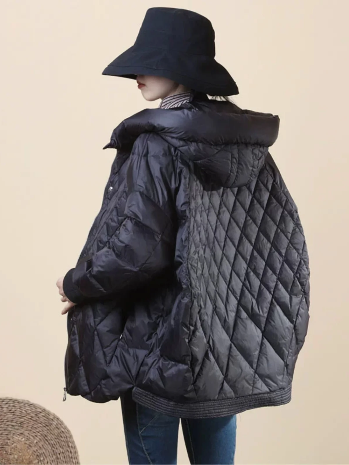 Upaded Quali Korean Sle Women's Loose White Du down Bread Coat Warmth with Hat Silkworm aped Quilted Jaet
Upaded Quali Korean Sle Women's Loose White Du down Bread Coat Warmth with Hat Silkworm aped Quilted Jaet