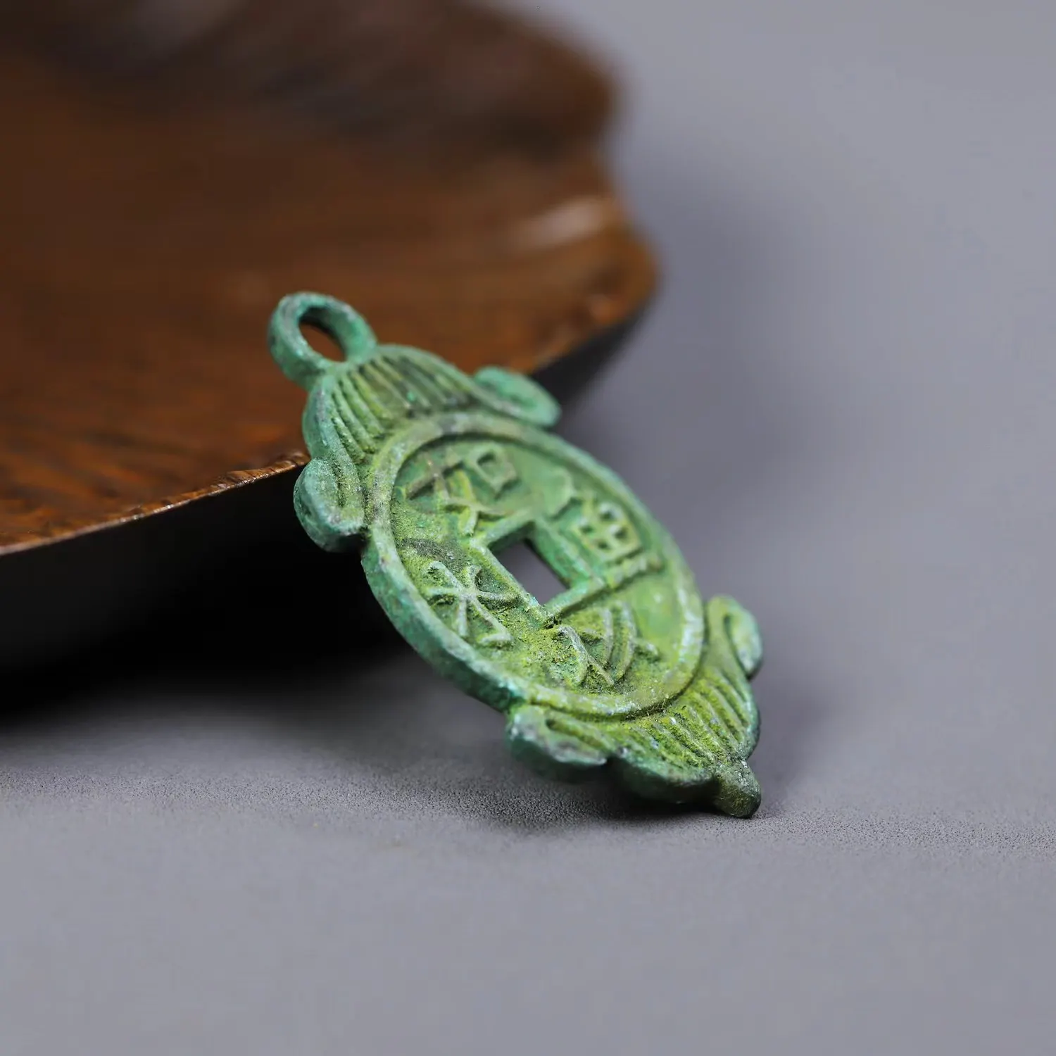Classical copper money in Song Dynasty hanging flowers deep pit green embroidered amulet decorative coins
Classical copper money in Song Dynasty hanging flowers deep pit green embroidered amulet decorative coins