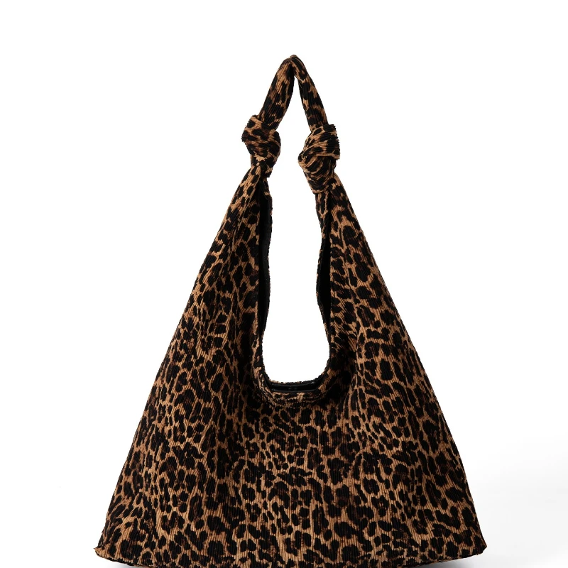 Korean version niche design suede material underarm tote bag, large capacity leopard print handheld shoulder bag
Korean version niche design suede material underarm tote bag, large capacity leopard print handheld shoulder bag