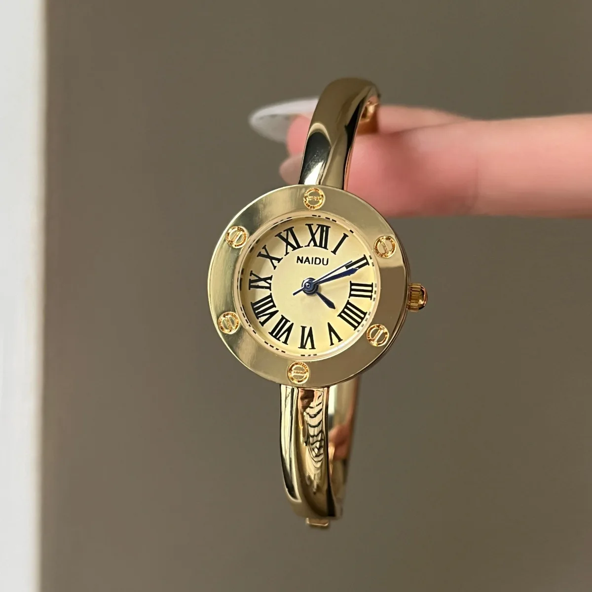 2026 new round Roman scale small dial gold bracelet watch creative design stainless steel gold quartz watch gift for women
2026 new round Roman scale small dial gold bracelet watch creative design stainless steel gold quartz watch gift for women