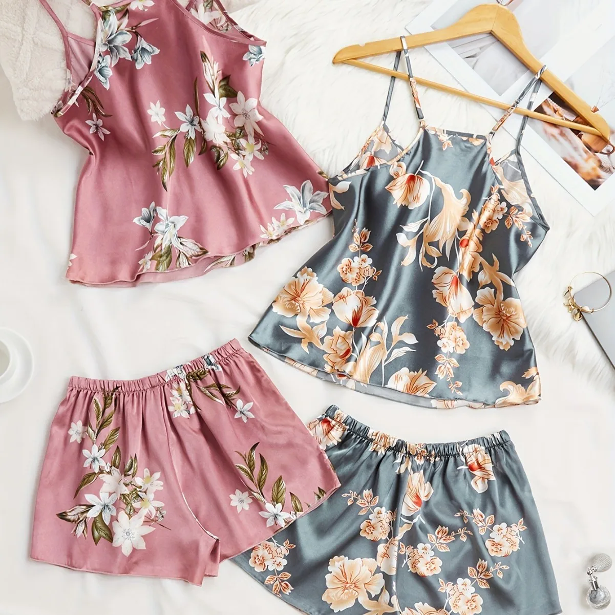 Сексуальный комплект для сна из ледяного шелка: женская летняя домашняя одежда с короткими рукавами и брюками, свободный повседневный комплект
Сексуальный комплект для сна из ледяного шелка: женская летняя домашняя одежда с короткими рукавами и брюками, свободный повседневный комплект