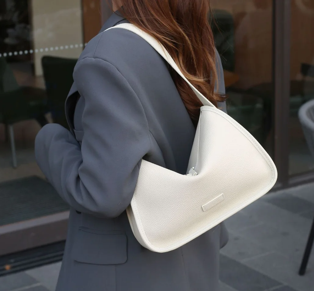 2025 new women fashion hobo box shoulder bag genuine leather boston pillow bag Large capacity baguette slant shopping bag
2025 new women fashion hobo box shoulder bag genuine leather boston pillow bag Large capacity baguette slant shopping bag