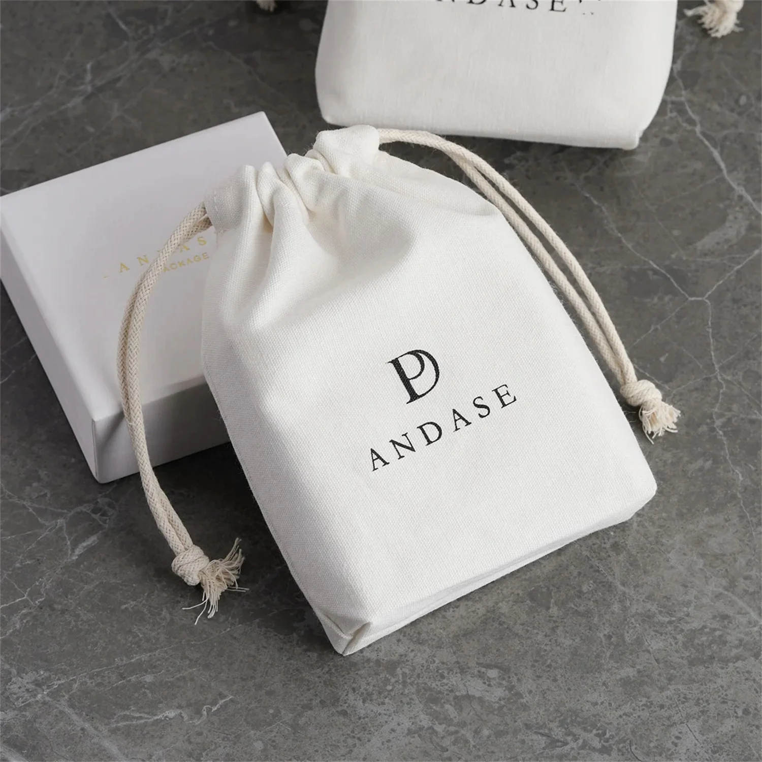 50PCS 9.5x16x3.5cm Custom Drawstring Cotton Canvas Jewelry Pouch Bags Personalized Logo Jewelry Bag Earring Necklace Bag
50PCS 9.5x16x3.5cm Custom Drawstring Cotton Canvas Jewelry Pouch Bags Personalized Logo Jewelry Bag Earring Necklace Bag