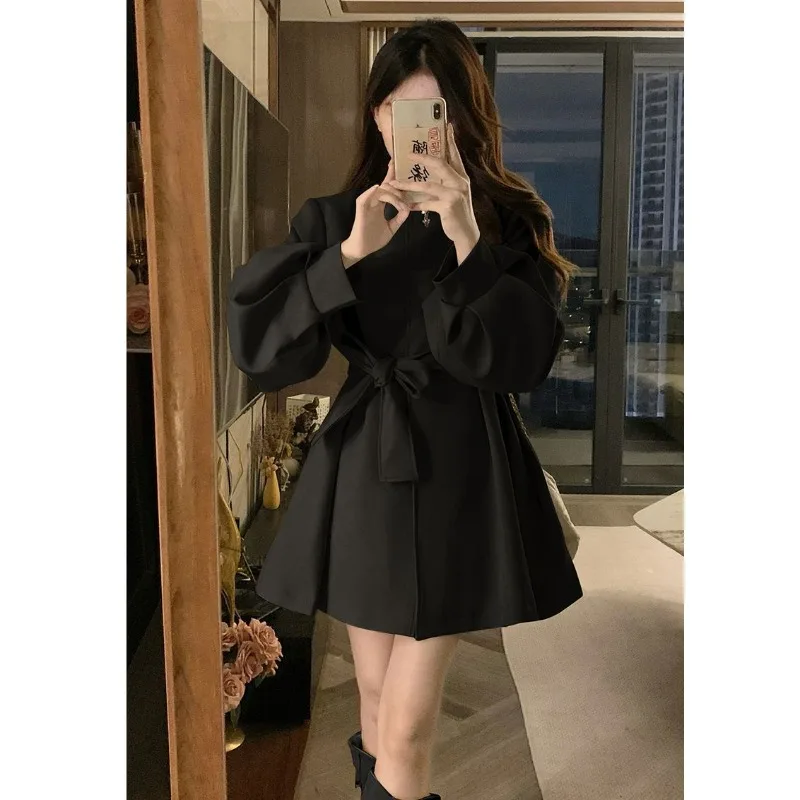 2025 Autumn French Temperament Round Neck Lantern Sleeve Trench Coat Women's Medium and Long Coat
2025 Autumn French Temperament Round Neck Lantern Sleeve Trench Coat Women's Medium and Long Coat