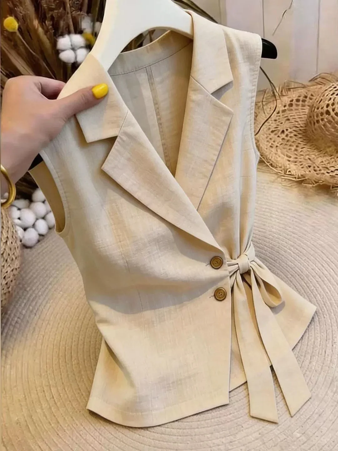 Unique Sleeveless Vest Belted Waist Slimming Design Commute Style Summer 2026 Poetic Lin Silk Women's Fashion Top
Unique Sleeveless Vest Belted Waist Slimming Design Commute Style Summer 2026 Poetic Lin Silk Women's Fashion Top