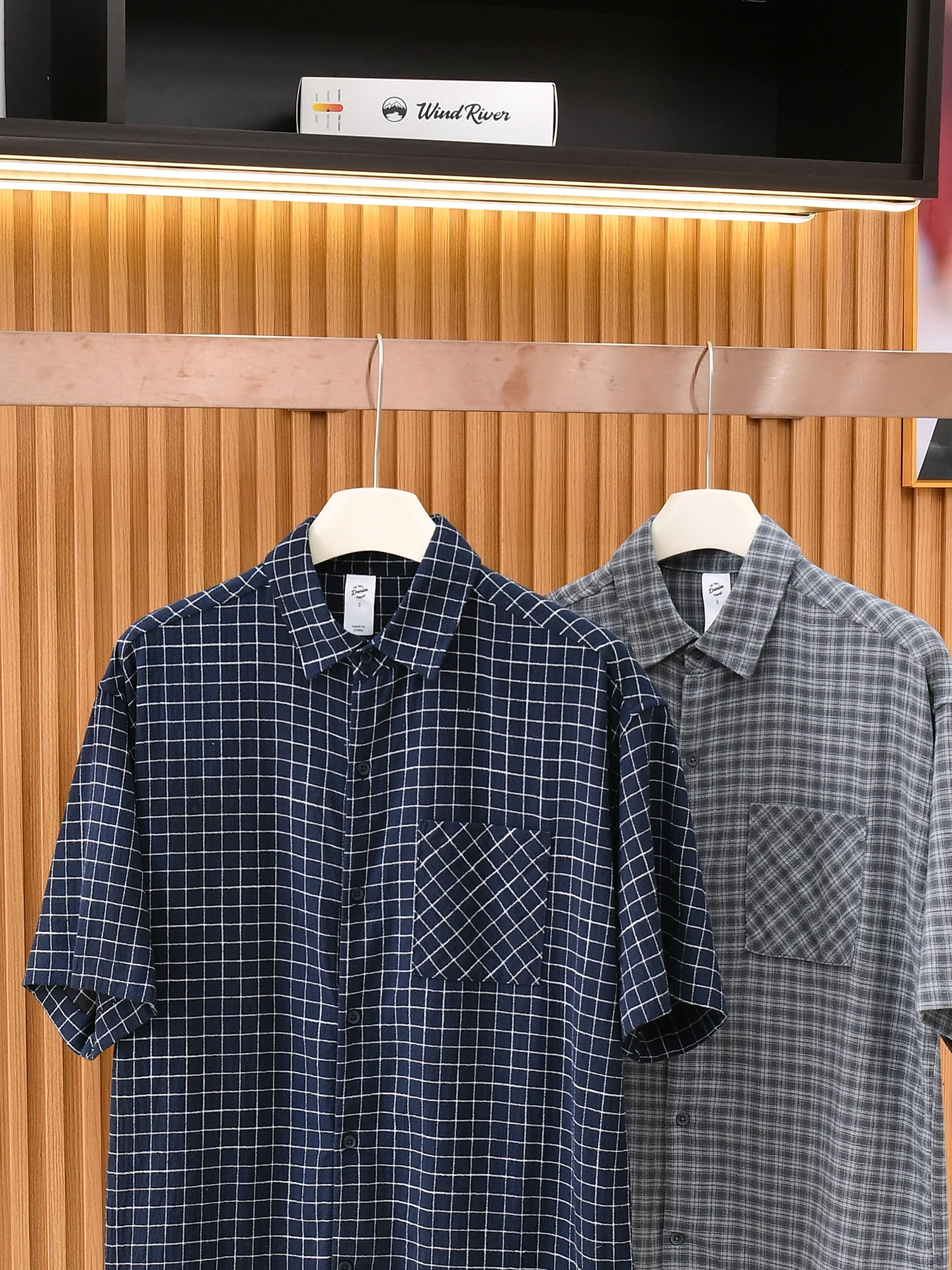 Soft Skin-Friendly Summer Men's Business Casual Plaid Short Sleeve Shirt Breathable Lightweight Regular Fit American Leisure
Soft Skin-Friendly Summer Men's Business Casual Plaid Short Sleeve Shirt Breathable Lightweight Regular Fit American Leisure