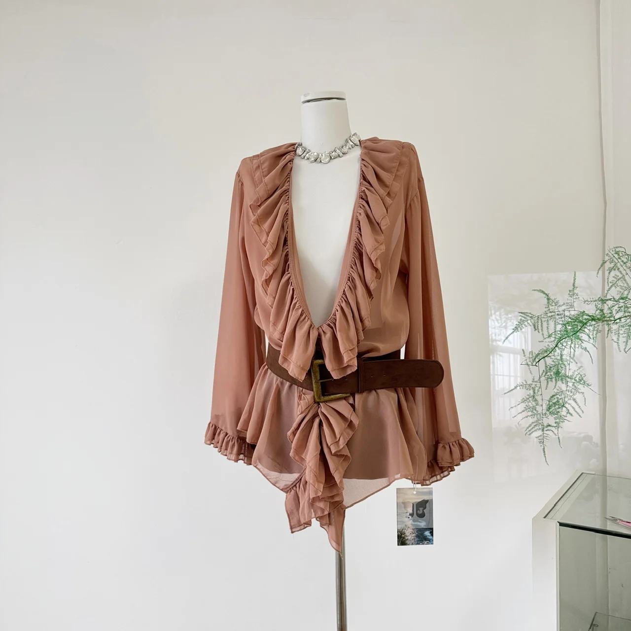 2025 Autumn Winter French Vintage Women Old Money Gyaru Coquette Chiffon Shirt V-Neck Blouse WIth Belt Long Sleeve Tops 2000s
2025 Autumn Winter French Vintage Women Old Money Gyaru Coquette Chiffon Shirt V-Neck Blouse WIth Belt Long Sleeve Tops 2000s