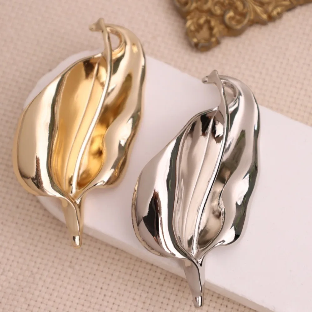 New Arrival Fashion Metal Flower Brooch Pin Gold Sliver Color Unique Suit Lapel Pins for Women Men Elegant Jewelry Accessory
New Arrival Fashion Metal Flower Brooch Pin Gold Sliver Color Unique Suit Lapel Pins for Women Men Elegant Jewelry Accessory