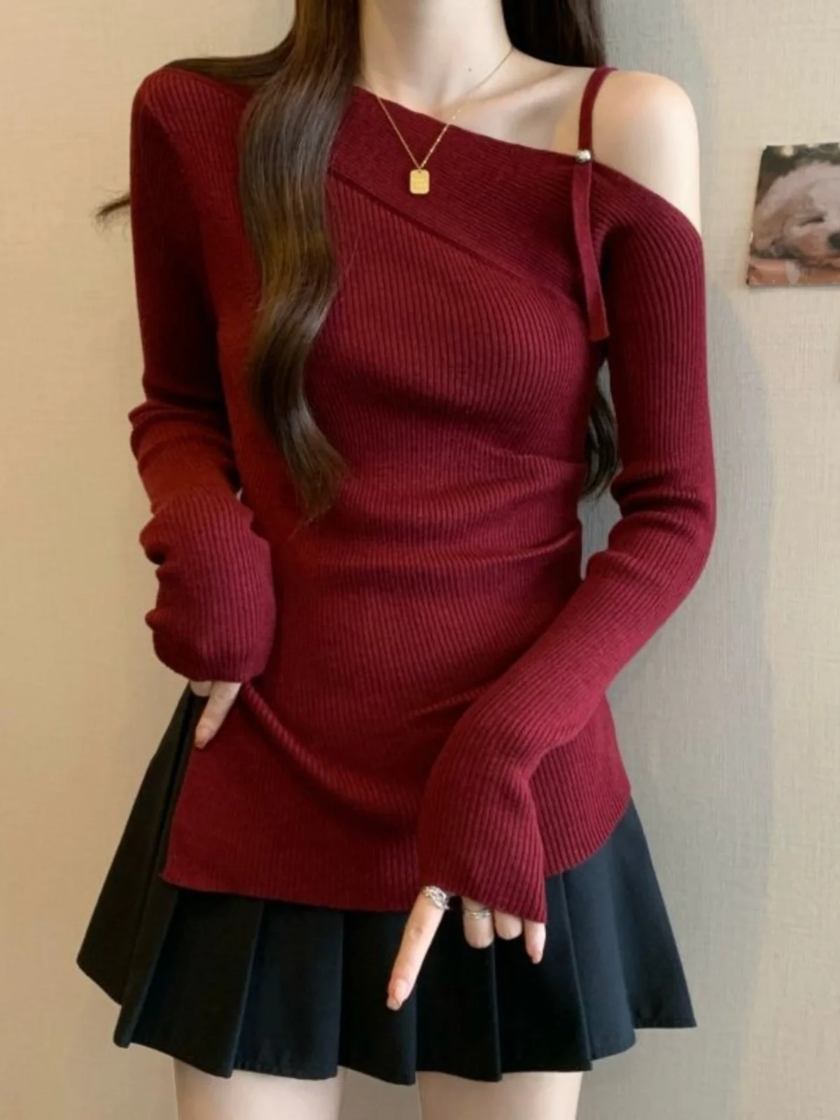 Red Elegant Shoulder Bared Knitted Base Layer Women's Slim Fit Autumn Winter Asymmetrical Split Spicy Girl Sweater Inner Wear...
Red Elegant Shoulder Bared Knitted Base Layer Women's Slim Fit Autumn Winter Asymmetrical Split Spicy Girl Sweater Inner Wear...
