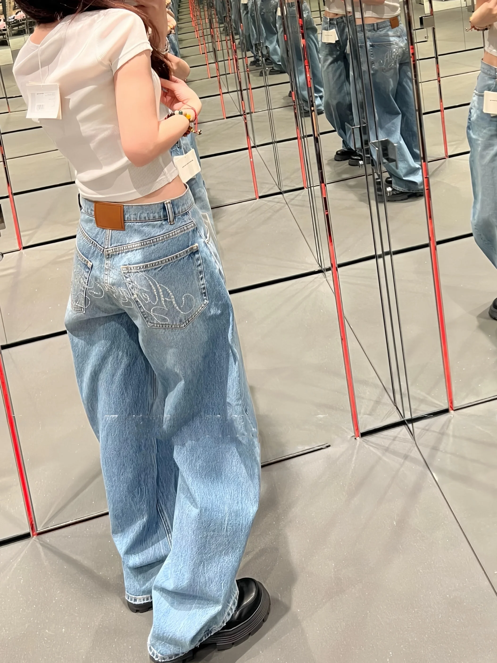 High Waist Wide Leg Denim Jeans Women's Autumn New Style Sparkling Rhinestone Knife Pants Trendy Female Fashion
High Waist Wide Leg Denim Jeans Women's Autumn New Style Sparkling Rhinestone Knife Pants Trendy Female Fashion