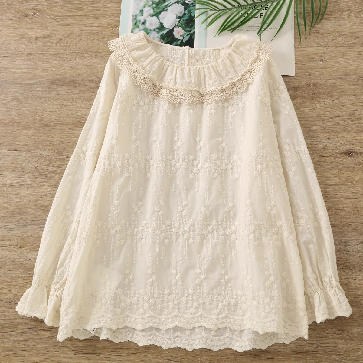 Оригинальный дизайн, блузка с вышивкой для женщин, весна, японский стиль, кружевной воротник, белые, бежевые рубашки с длинными рукавами, женский пуловер
Оригинальный дизайн, блузка с вышивкой для женщин, весна, японский стиль, кружевной воротник, белые, бежевые рубашки с длинными рукавами, женский пуловер