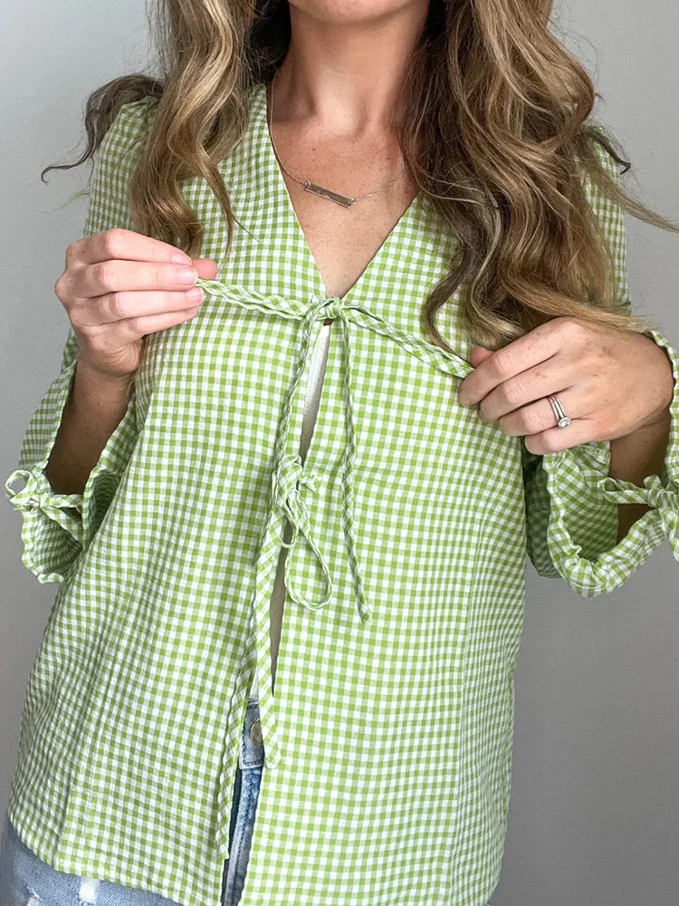 Fashion Chic Green Plaid Lace Up Bow Shirt For Women Loose Casual V Neck Long Sleeve Tops 2024 Summer Female High Street Blouse
Fashion Chic Green Plaid Lace Up Bow Shirt For Women Loose Casual V Neck Long Sleeve Tops 2024 Summer Female High Street Blouse
