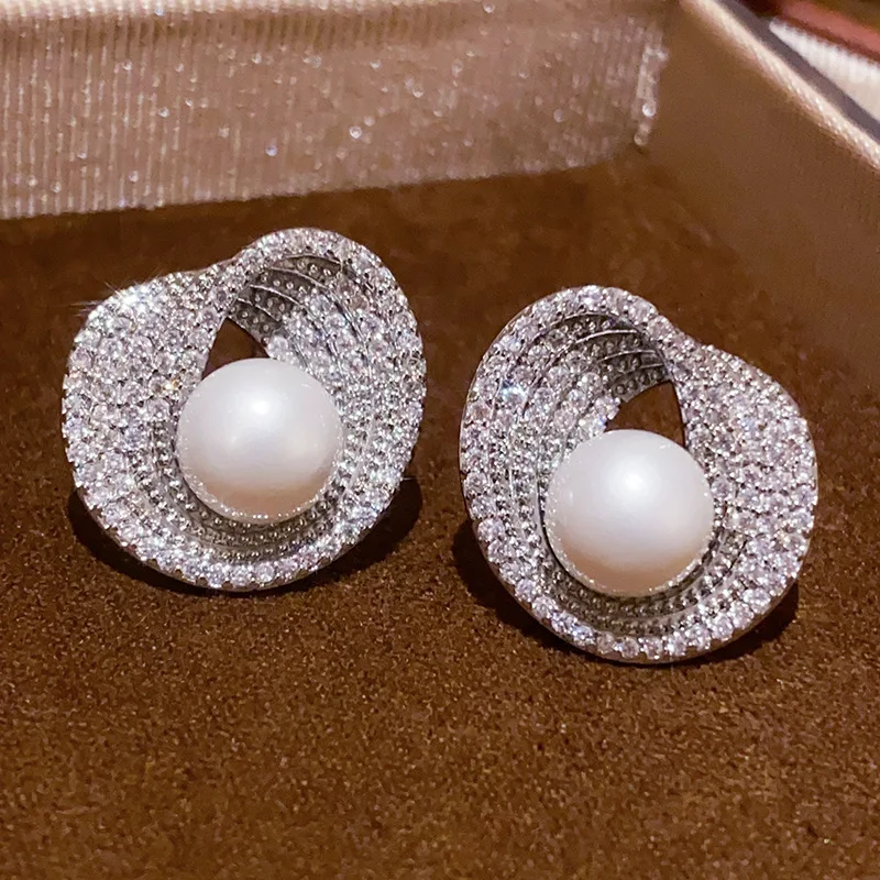 Zircon Round Pearl Stud Earrings For Women Luxury Irregular Temperament High Sense Simple Wedding Jewelry
Zircon Round Pearl Stud Earrings For Women Luxury Irregular Temperament High Sense Simple Wedding Jewelry