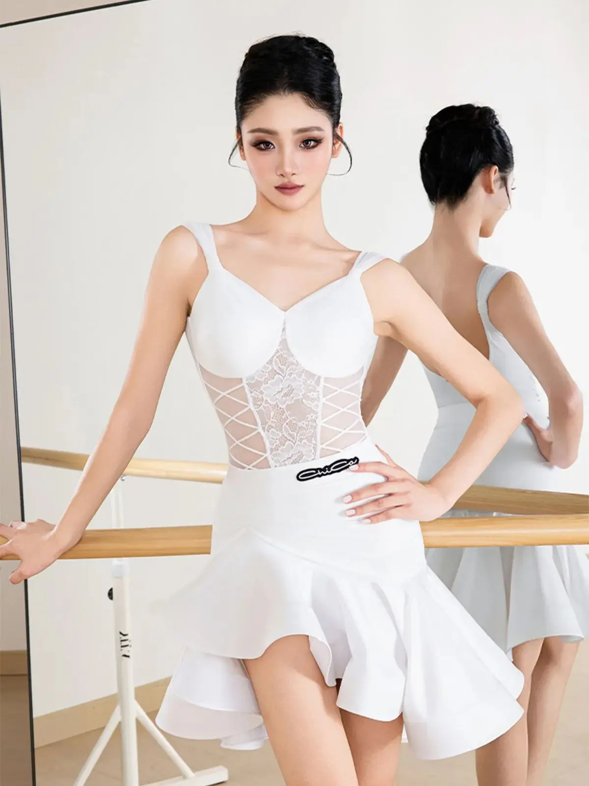 Костюм для латиноамериканских танцев 2026: Женский черно-белый кружевной топ и юбка-рыбий хвост для румбы и ча-ча-ча, одежда для соревнований DNV26179
Костюм для латиноамериканских танцев 2026: Женский черно-белый кружевной топ и юбка-рыбий хвост для румбы и ча-ча-ча, одежда для соревнований DNV26179