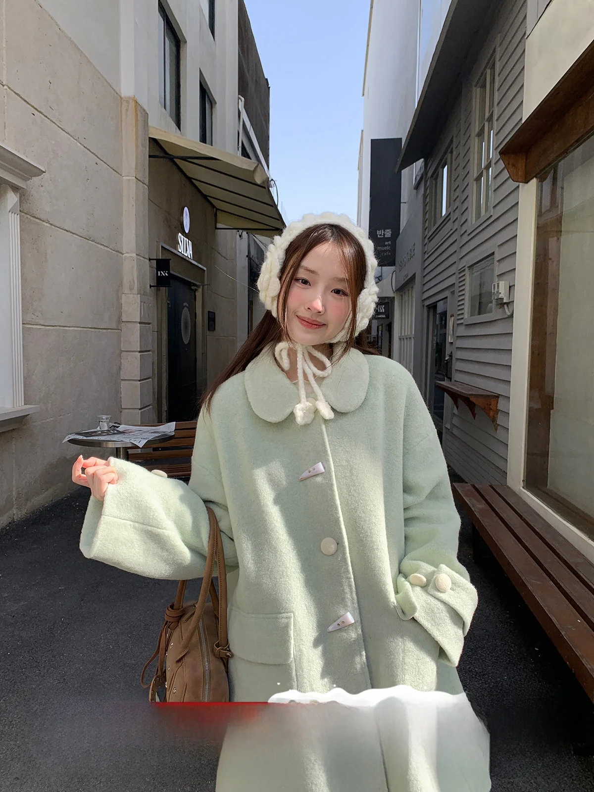 Корейское шерстяное пальто в стиле кукольного воротника, тонкое, свободного кроя, для женщин, зимнее, визуально стройнящее, модное, винтажное, с длинными рукавами
Корейское шерстяное пальто в стиле кукольного воротника, тонкое, свободного кроя, для женщин, зимнее, визуально стройнящее, модное, винтажное, с длинными рукавами