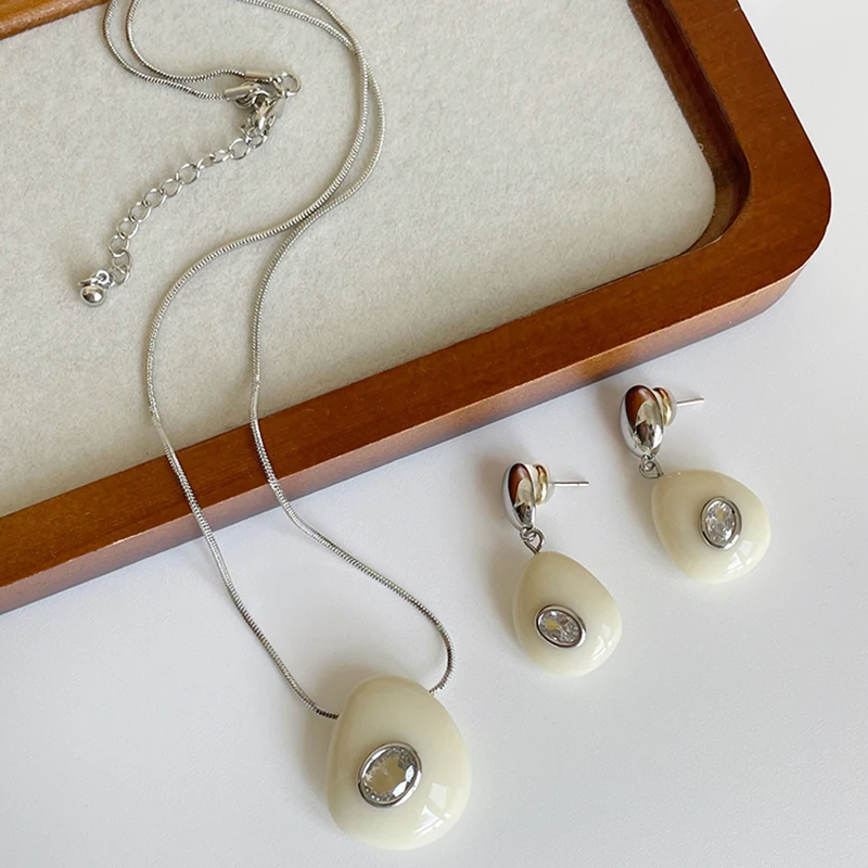 Retro court-style geometric oval zircon earrings necklace set luxury delicate long white earrings
Retro court-style geometric oval zircon earrings necklace set luxury delicate long white earrings