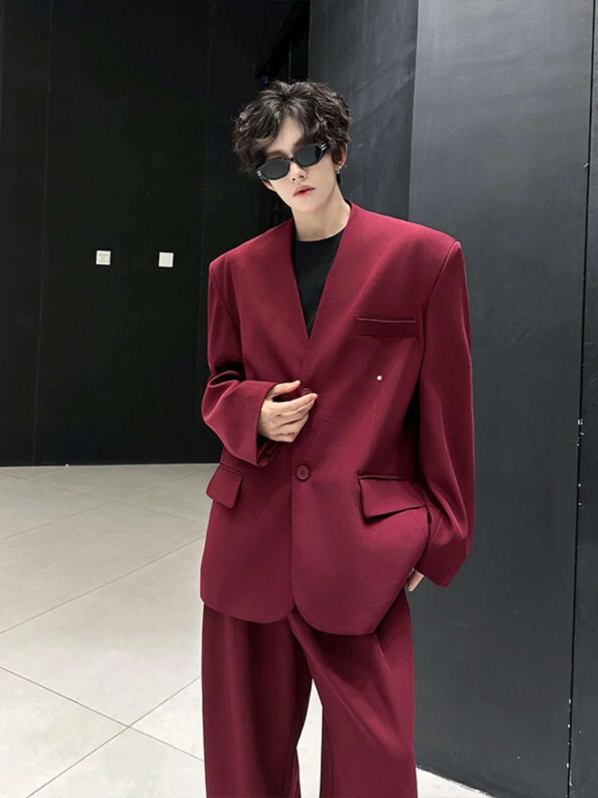 Винно-красный повседневный костюм-пиджак в британском стиле для мужчин: модная одежда для свадеб, новогодних праздников и повседневной носки, из полиэстера
Винно-красный повседневный костюм-пиджак в британском стиле для мужчин: модная одежда для свадеб, новогодних праздников и повседневной носки, из полиэстера