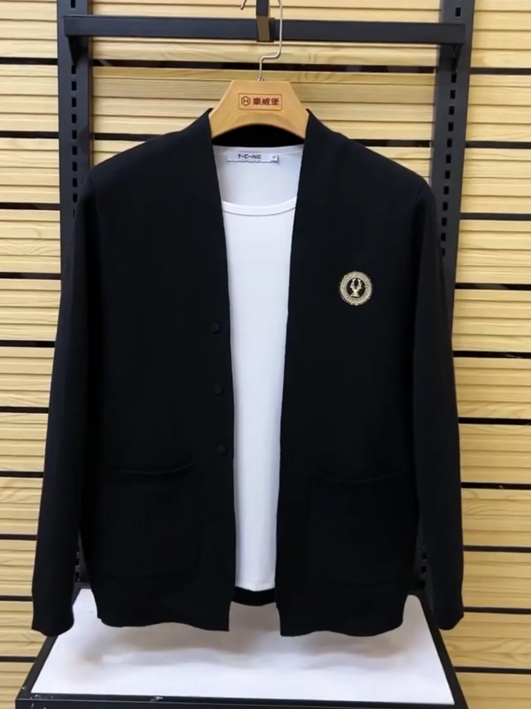 Мужской вязаный кардиган на весну-осень, модный повседневный удобный приталенный с V-образным вырезом, длинными рукавами, эластичный, в городском стиле
Мужской вязаный кардиган на весну-осень, модный повседневный удобный приталенный с V-образным вырезом, длинными рукавами, эластичный, в городском стиле