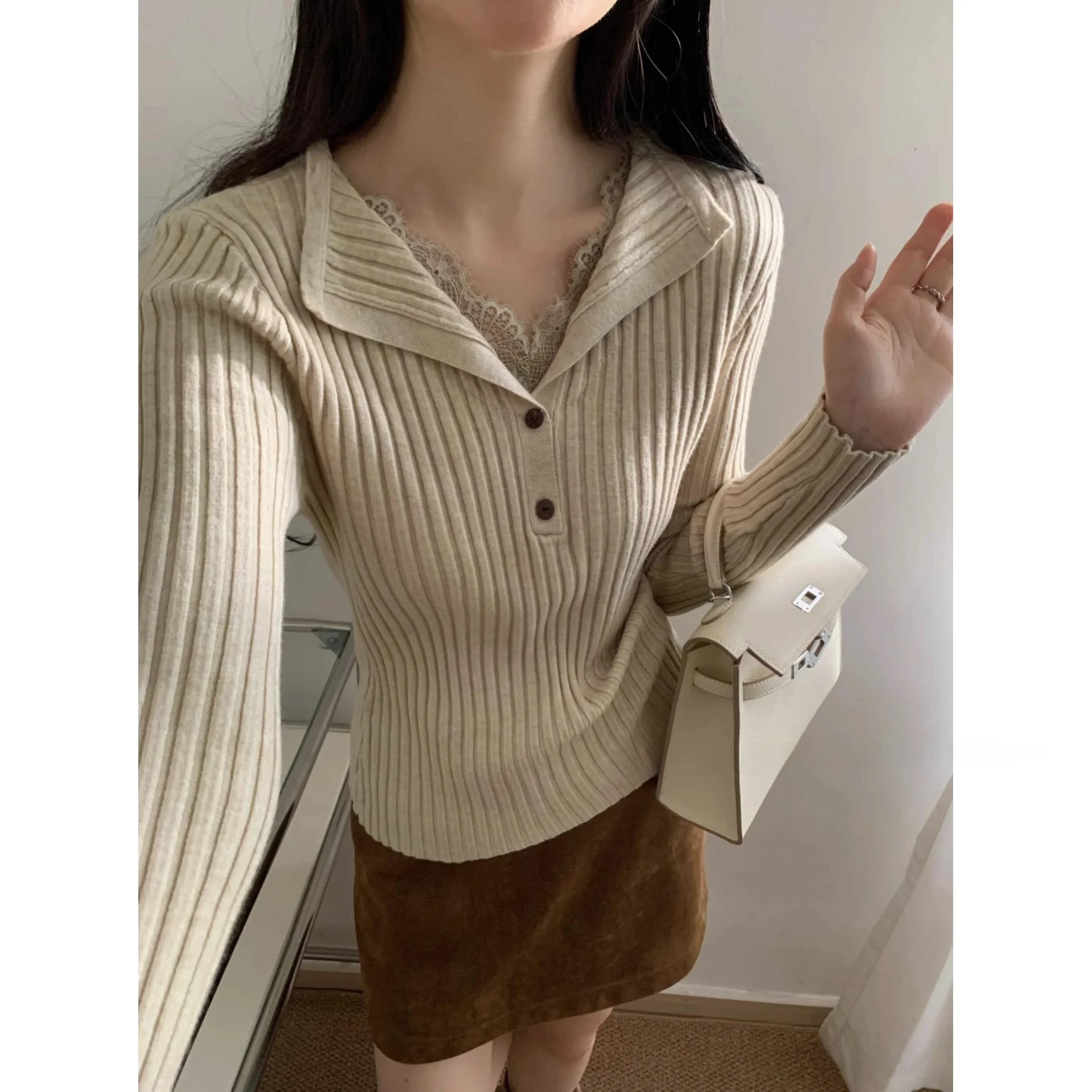 Korean Style Women's Knitted Sweater Lace Splicing V-Neck Slimming Base Layer Pure Desire Fashion Autumn Winter High End Feeling
Korean Style Women's Knitted Sweater Lace Splicing V-Neck Slimming Base Layer Pure Desire Fashion Autumn Winter High End Feeling