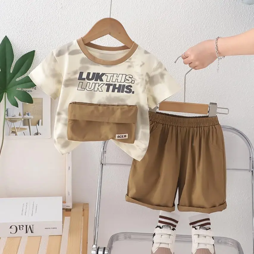 2025 Summer Baby Boys Sets 1 To 5 Years Designer Print Letter Pockets Casual T-shirts +Shorts Two Piece Kids Clothes Tracksuits
2025 Summer Baby Boys Sets 1 To 5 Years Designer Print Letter Pockets Casual T-shirts +Shorts Two Piece Kids Clothes Tracksuits