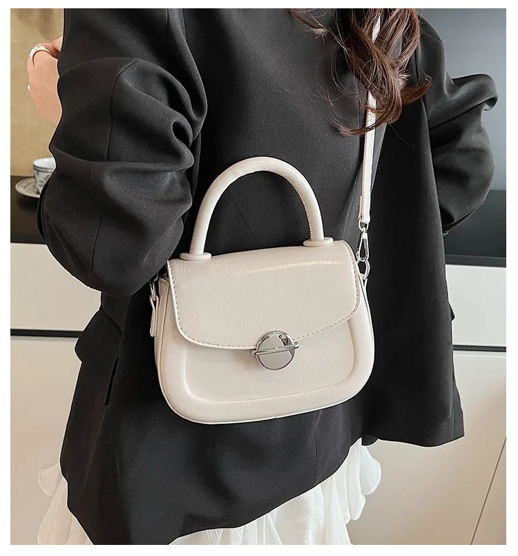 New stylish luxury niche handbag for women, fashionable single-shoulder bag, underarm crossbody bag.
New stylish luxury niche handbag for women, fashionable single-shoulder bag, underarm crossbody bag.