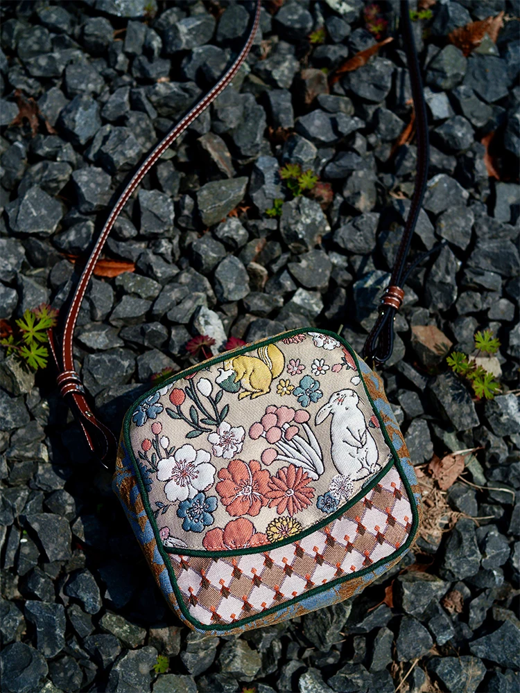 Adorable Square Bag Casual Fashion Crossbody Retro Embroidery Mobile Phone Bag Original Design Soft Leather Unisex Bag
Adorable Square Bag Casual Fashion Crossbody Retro Embroidery Mobile Phone Bag Original Design Soft Leather Unisex Bag