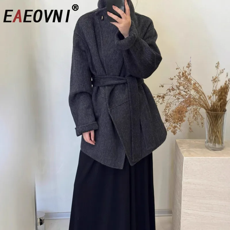 EAEOVNI, осенне-зимняя новая шерстяная куртка, женская модная куртка с поясом на пуговицах и лацканами, однотонное пальто со сборкой на талии, 2025 г., универсальная одежда
EAEOVNI, осенне-зимняя новая шерстяная куртка, женская модная куртка с поясом на пуговицах и лацканами, однотонное пальто со сборкой на талии, 2025 г., универсальная одежда