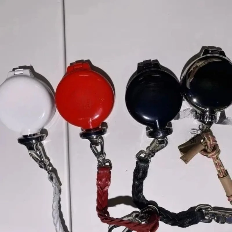 Новая металлическая пепельница из сплава, портативная, роскошная, высококачественная, с индивидуальным дизайном, подвеска на пояс для брюк, украшение, элитный подарок для женщин
Новая металлическая пепельница из сплава, портативная, роскошная, высококачественная, с индивидуальным дизайном, подвеска на пояс для брюк, украшение, элитный подарок для женщин