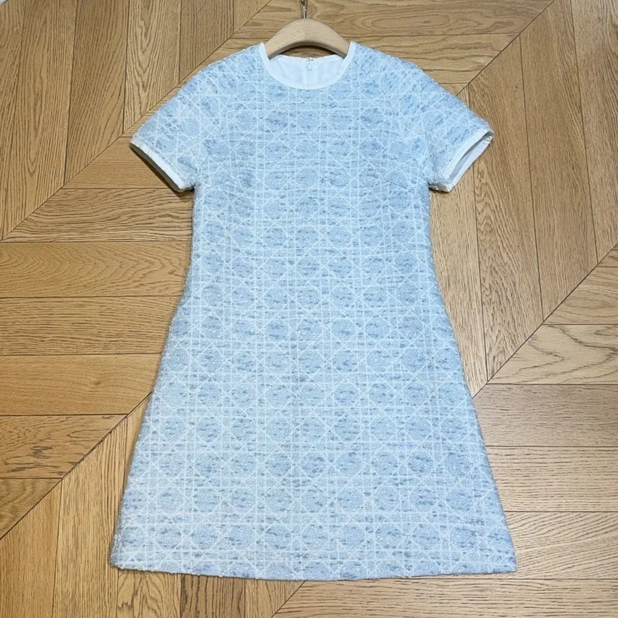 New Summer 2025 collections of European and American women's clothing Short-sleeved and round-neck Fashionable blue tweed dress
New Summer 2025 collections of European and American women's clothing Short-sleeved and round-neck Fashionable blue tweed dress