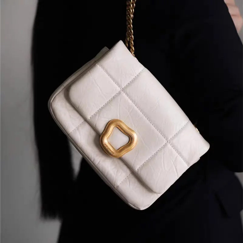 Chocolate bag 2025 new cowhide crossbody tofu bag female chain mobile phone bag single shoulder small square bag
Chocolate bag 2025 new cowhide crossbody tofu bag female chain mobile phone bag single shoulder small square bag