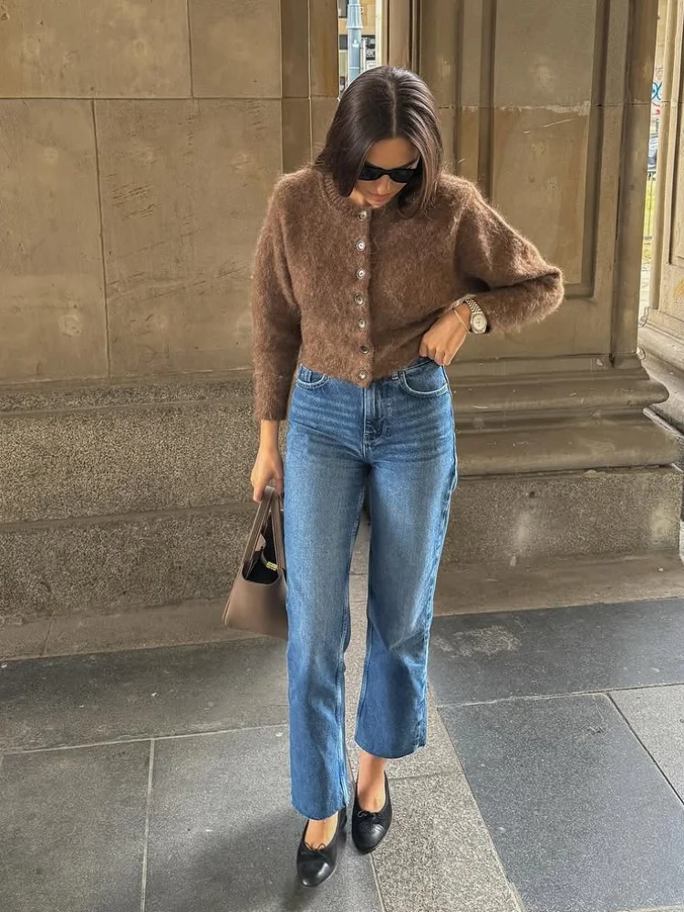 Женский коричневый короткий вязаный кардиган, элегантный свободный укороченный свитер с круглым вырезом и длинными рукавами, осень 202, женский повседневный трикотаж для поездок на работу
Женский коричневый короткий вязаный кардиган, элегантный свободный укороченный свитер с круглым вырезом и длинными рукавами, осень 202, женский повседневный трикотаж для поездок на работу