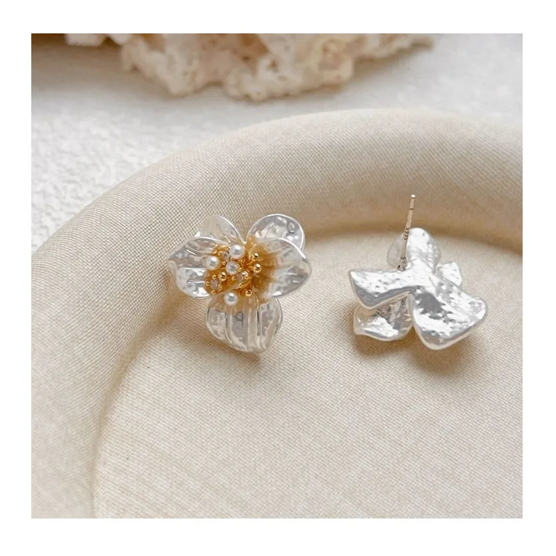 High-end Metal Flower Stud Earrings Fashionable Versatile Light Luxury Commuter Jewelry
High-end Metal Flower Stud Earrings Fashionable Versatile Light Luxury Commuter Jewelry