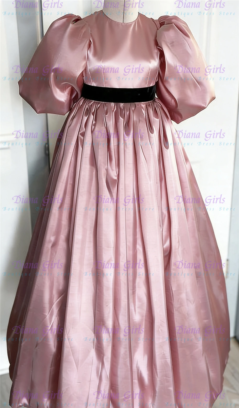 New Elegant Communion Gown Flower Girls Dress Quality Satin Fluffy with Black Bow Belt for Wedding Birthday Evening Ball Gowns
New Elegant Communion Gown Flower Girls Dress Quality Satin Fluffy with Black Bow Belt for Wedding Birthday Evening Ball Gowns
