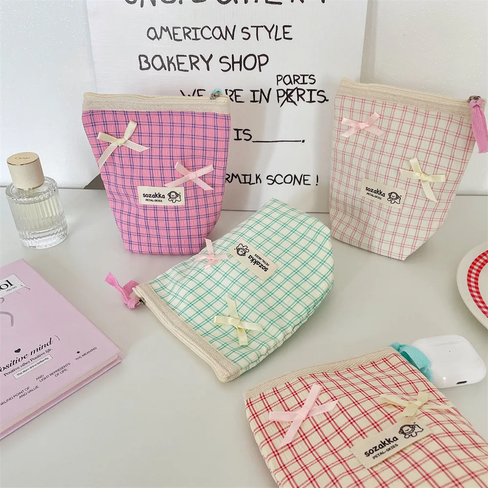 Fresh Miscellaneous Storage Bag Women Makeup Bags Plaid Bow Print Cosmetic Bag Travel Wash Bag Girls Coin Purse Travel Organizer
Fresh Miscellaneous Storage Bag Women Makeup Bags Plaid Bow Print Cosmetic Bag Travel Wash Bag Girls Coin Purse Travel Organizer