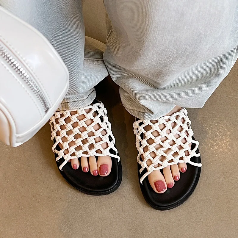 Arden Furtado 2025 Summer Microfiber ribbon weave platform Beach slippers Round toe pull-on Flat Word slippers Large size
Arden Furtado 2025 Summer Microfiber ribbon weave platform Beach slippers Round toe pull-on Flat Word slippers Large size