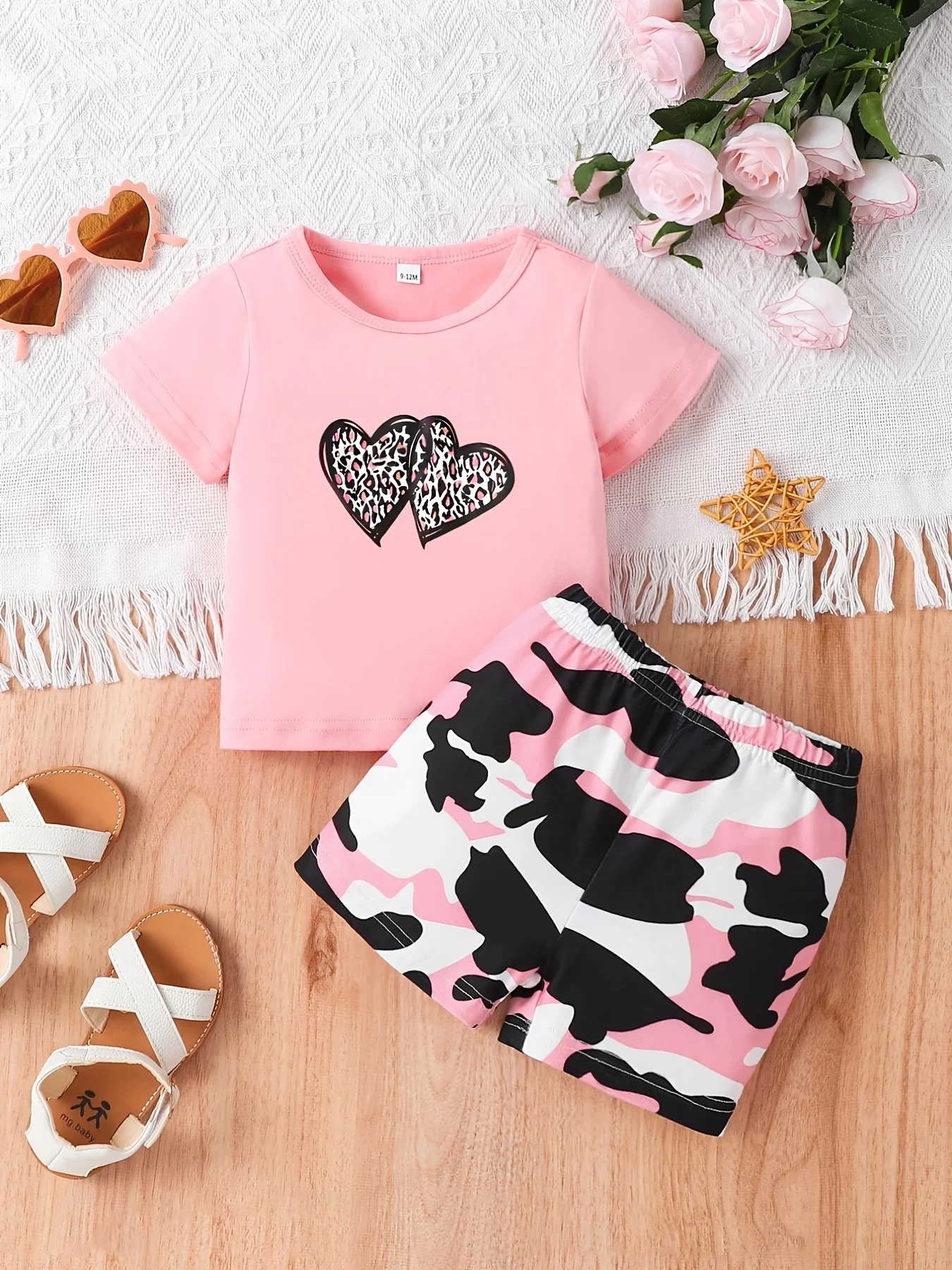 Футболка с розовым сердечком для маленьких девочек + камуфляжные шорты, летний повседневный комплект из 2 предметов
Футболка с розовым сердечком для маленьких девочек + камуфляжные шорты, летний повседневный комплект из 2 предметов