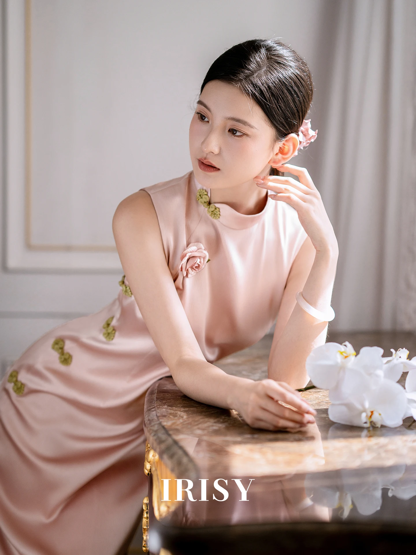 Новое свадебное платье Ele Pink Dr IRISY в китайском стиле, модная обновленная версия, с низким разрезом, длинное, в стиле ципао, для женщин
Новое свадебное платье Ele Pink Dr IRISY в китайском стиле, модная обновленная версия, с низким разрезом, длинное, в стиле ципао, для женщин